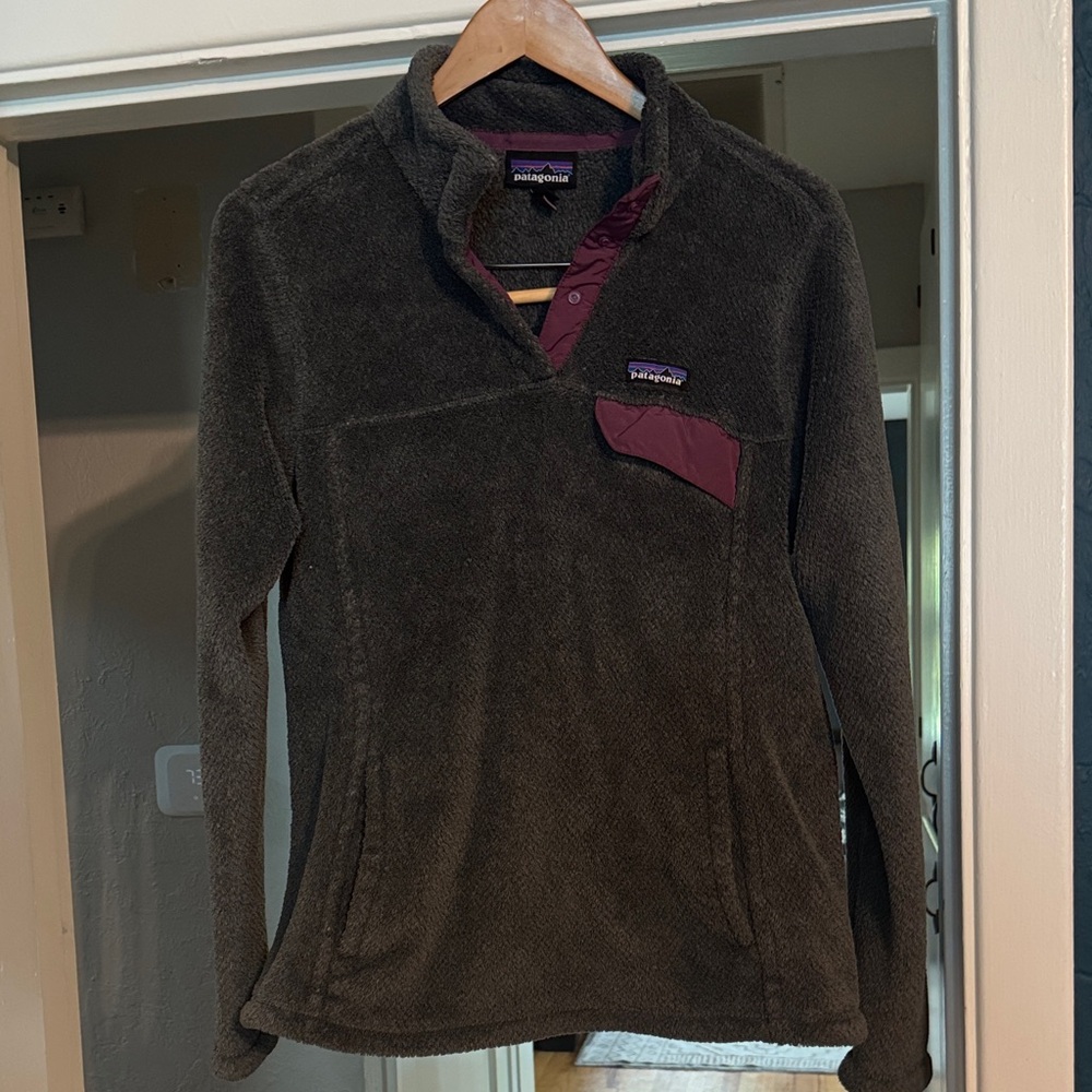 Patagonia Dark Grey Fleece Pullover with Maroon Accents